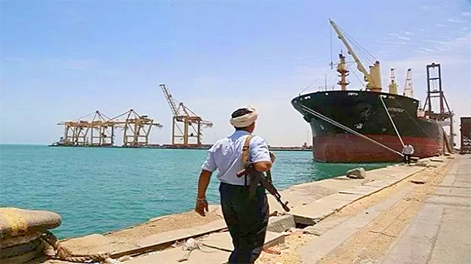 وزير بالشرعية: تجارة المشتقات النفطية شريان رئيسي لتمويل الحوثيين